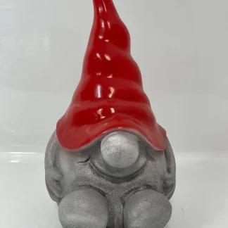 Dekofigur Wichtel k sitzend rot 34 x 22 x 20 cm