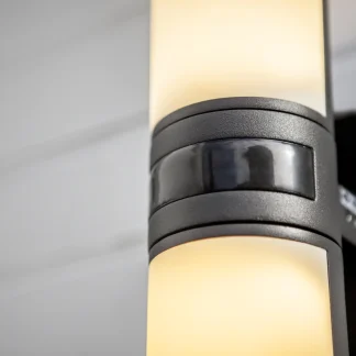 Lutec LED Außenwandleuchte Cyra anthrazit/weiß mit Senor Up- & Downlight