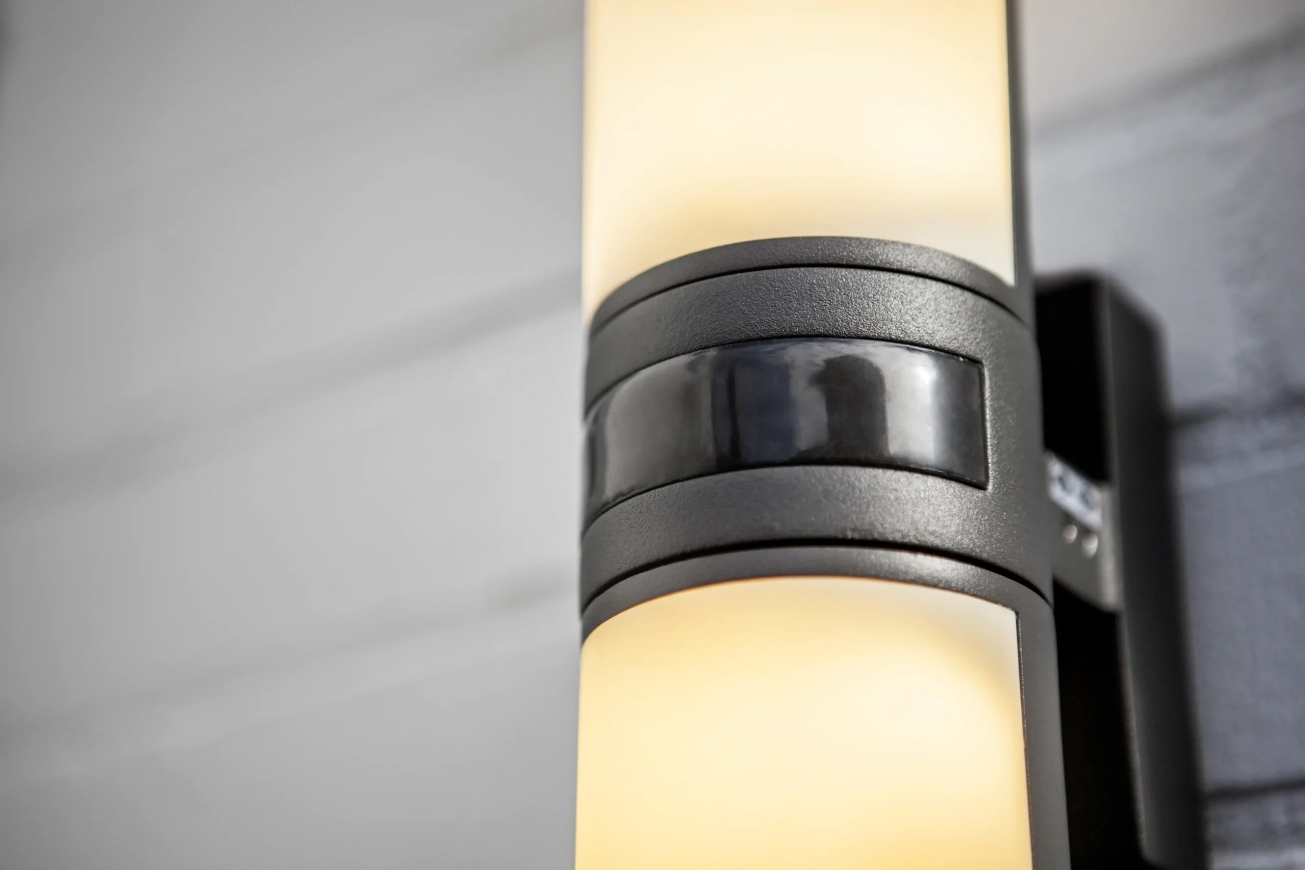 Lutec LED Außenwandleuchte Cyra anthrazit/weiß mit Senor Up- & Downlight
